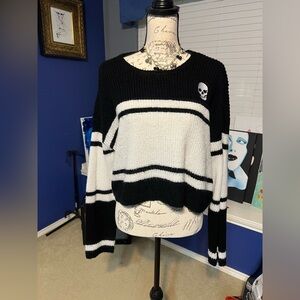 ❤️ Hot Topic Black & White Skull Sweater 🖤